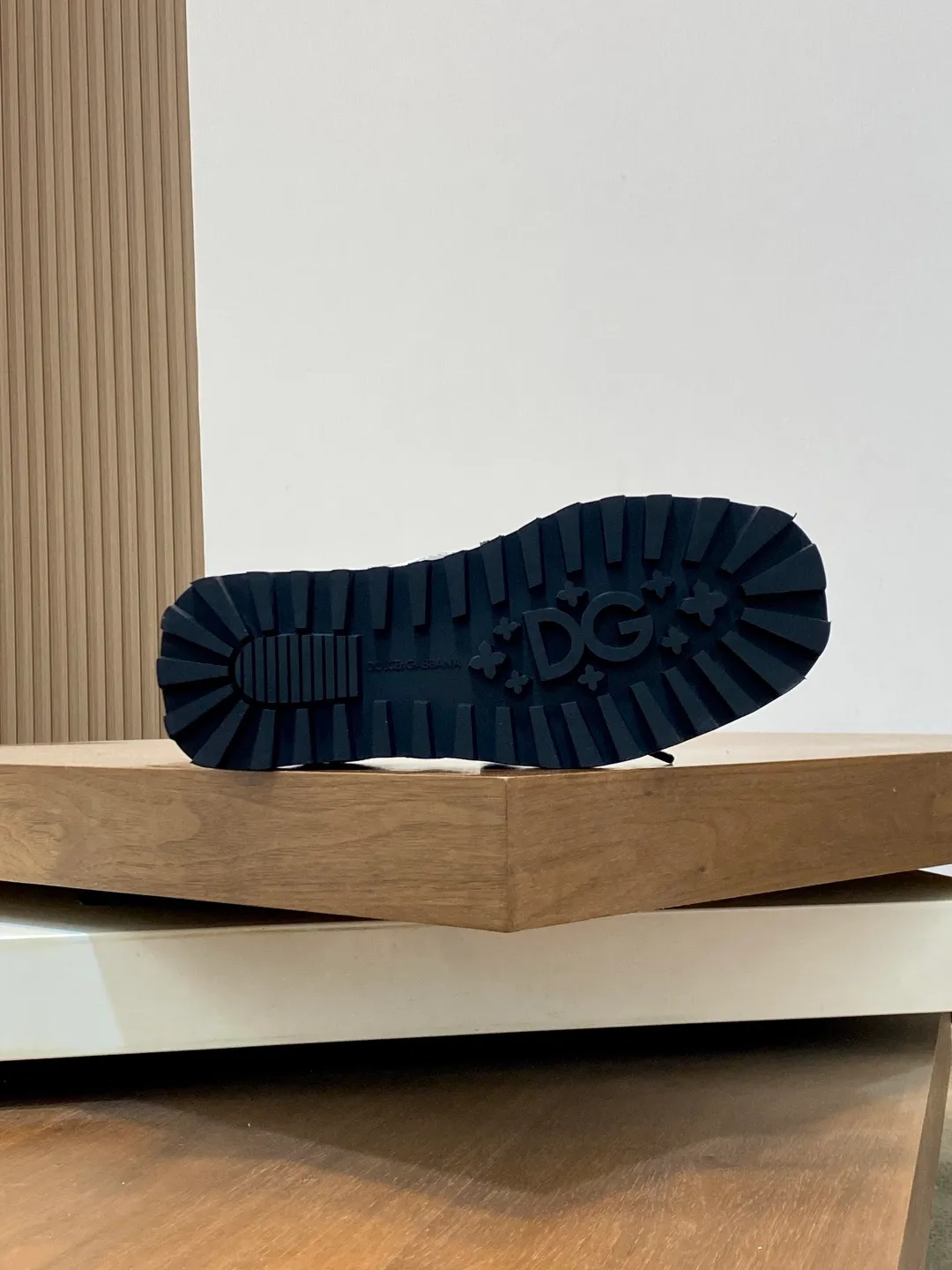 Men's men's shoes💰800 Dolce&Gabbana/Dolce & Gabbana men's new casual sports shoes This sneaker is made of multiple materials. The nylon fabric upper is integrated with glossy leather, suede leather and rubber elements, and is decorated with reflective details. It has a silk-screen logo and a dual design of thick round and flat laces. It has a square toe, rubber foam midsole and gear pattern rubber composite sole decorated with the iconic "DG" logo. The shoe body is decorated with three-dimensional labels with the brand logo in many places. The style is fashionable and elegant, and the unique design is presented in a dazzling and modern new language. The fabric towel lining is paired with logo cowhide feet for a stylish and stylish look! Comes with a full set of packaging! Size: 39-40-41-42-43-44 leather shoe size (38/45 can be customized but does not support returns)